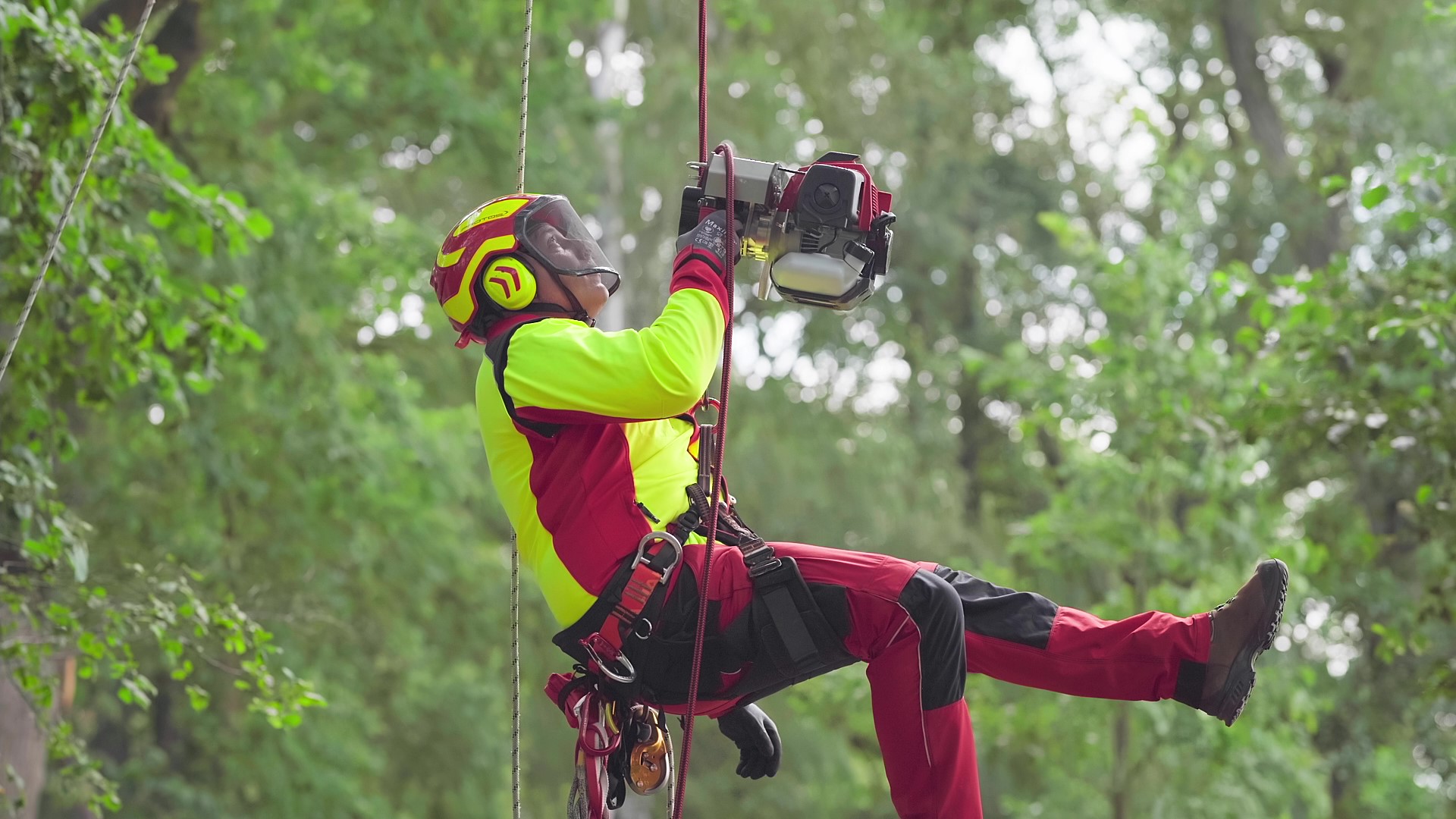 EDER - Climbing device with one person